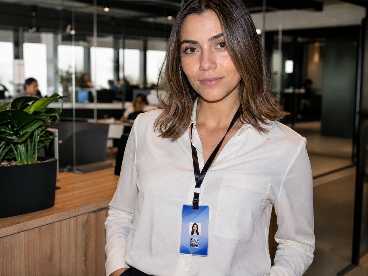 Profesionista con credencial de empleado con foto y código QR en una oficina